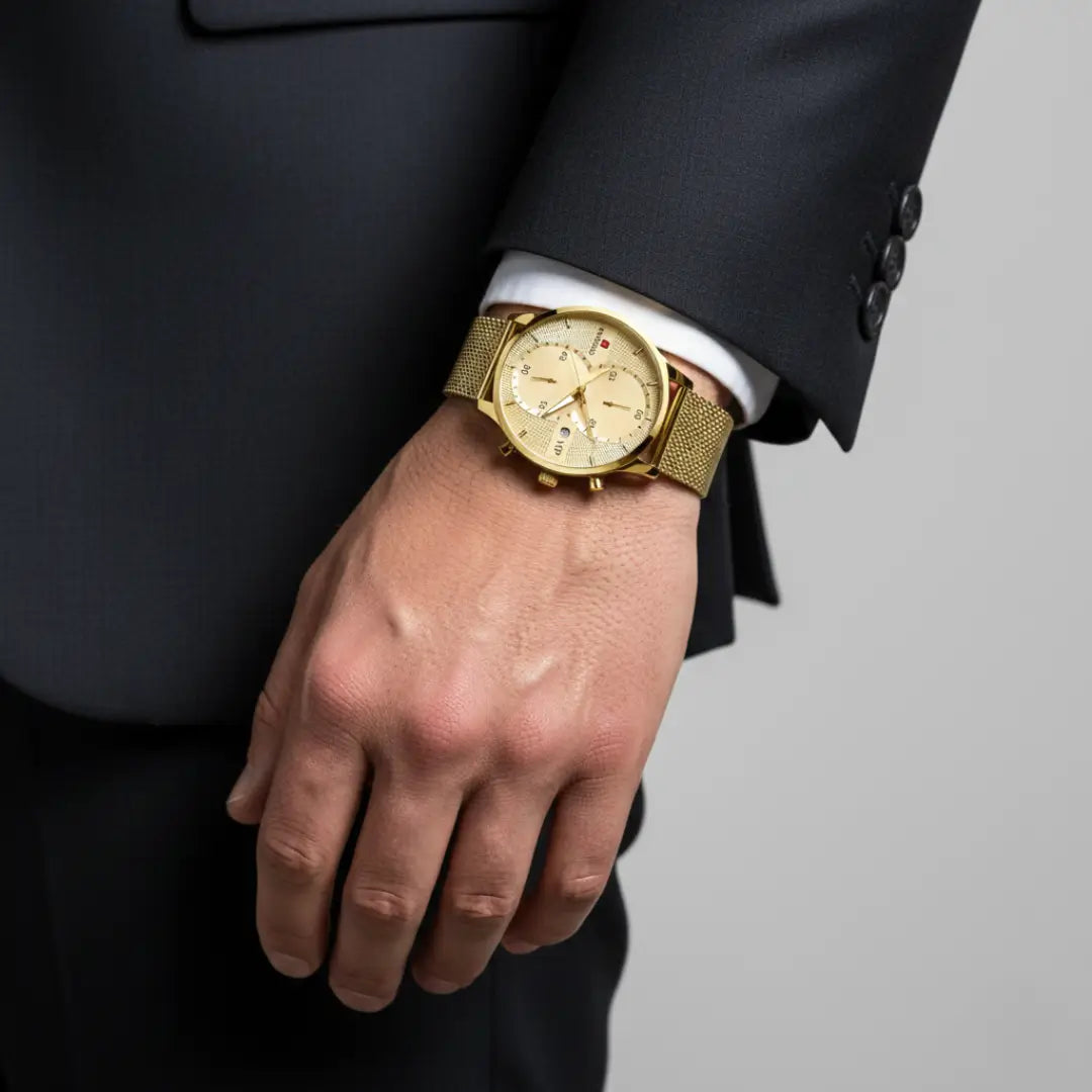 Relógio minimalista masculino Linéar dourado no pulso, caixa de 45 mm com design clean e pulseira em aço mesh