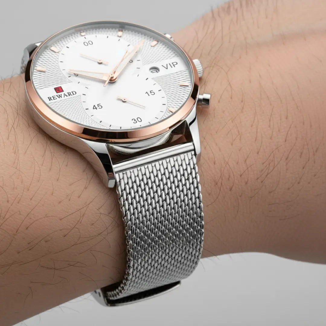 Relógio minimalista masculino Linéar prata com foco na caixa de 45 mm e pulseira em aço mesh