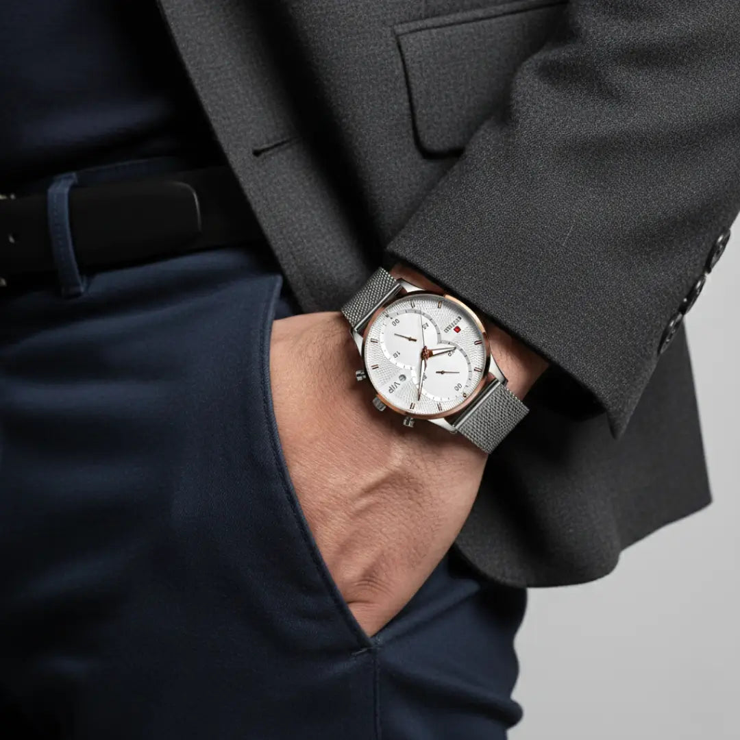 Relógio minimalista masculino Linéar prata no pulso, caixa de 45 mm com design clean e pulseira em aço mesh