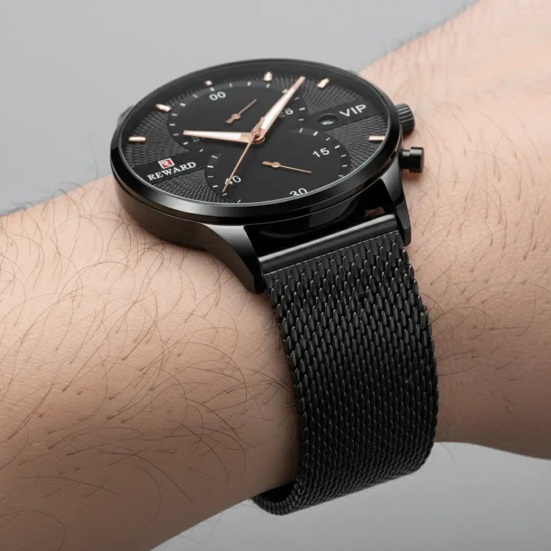 Detalhe do lug com encaixe entre a caixa e a pulseira mesh do relógio Linéar Preto 45 mm