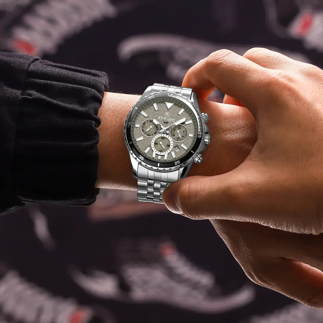 Relógio masculino prata reward vip essence no pulso