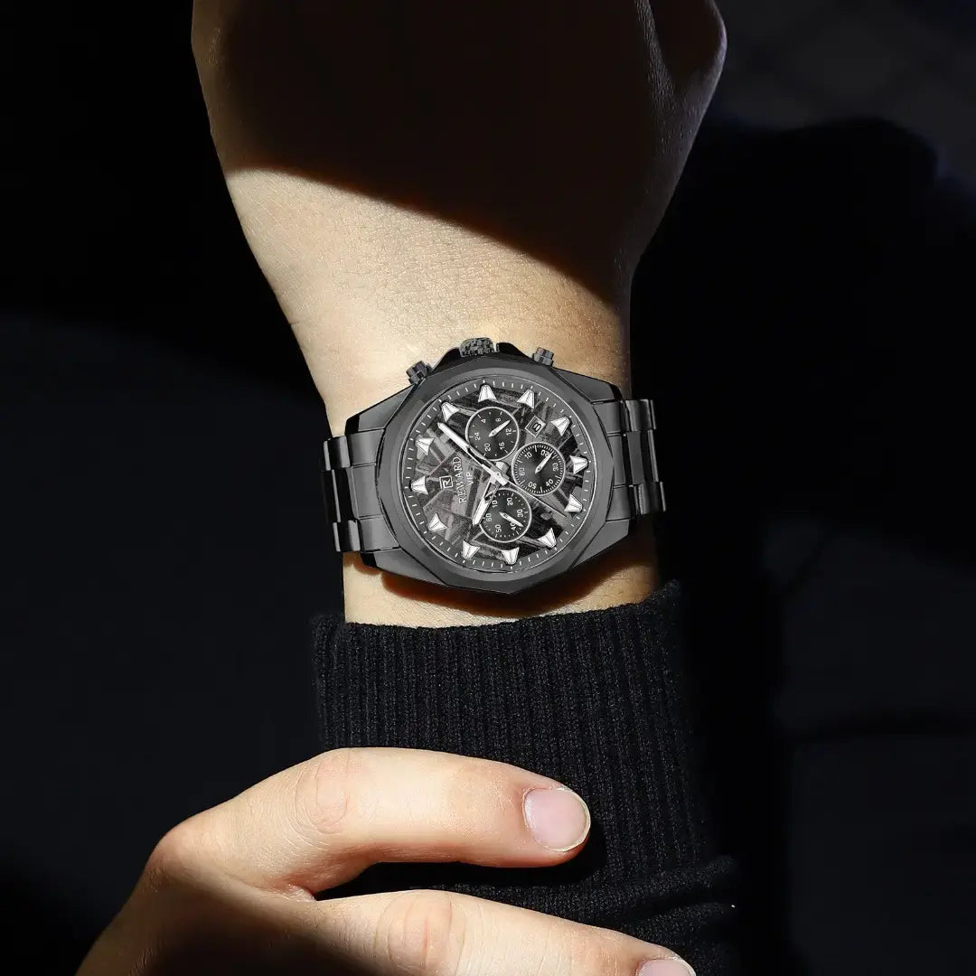 Relógio masculino preto com estilo casual presente no pulso realçando o prata dos índices com o preto do mostrador e pulseira