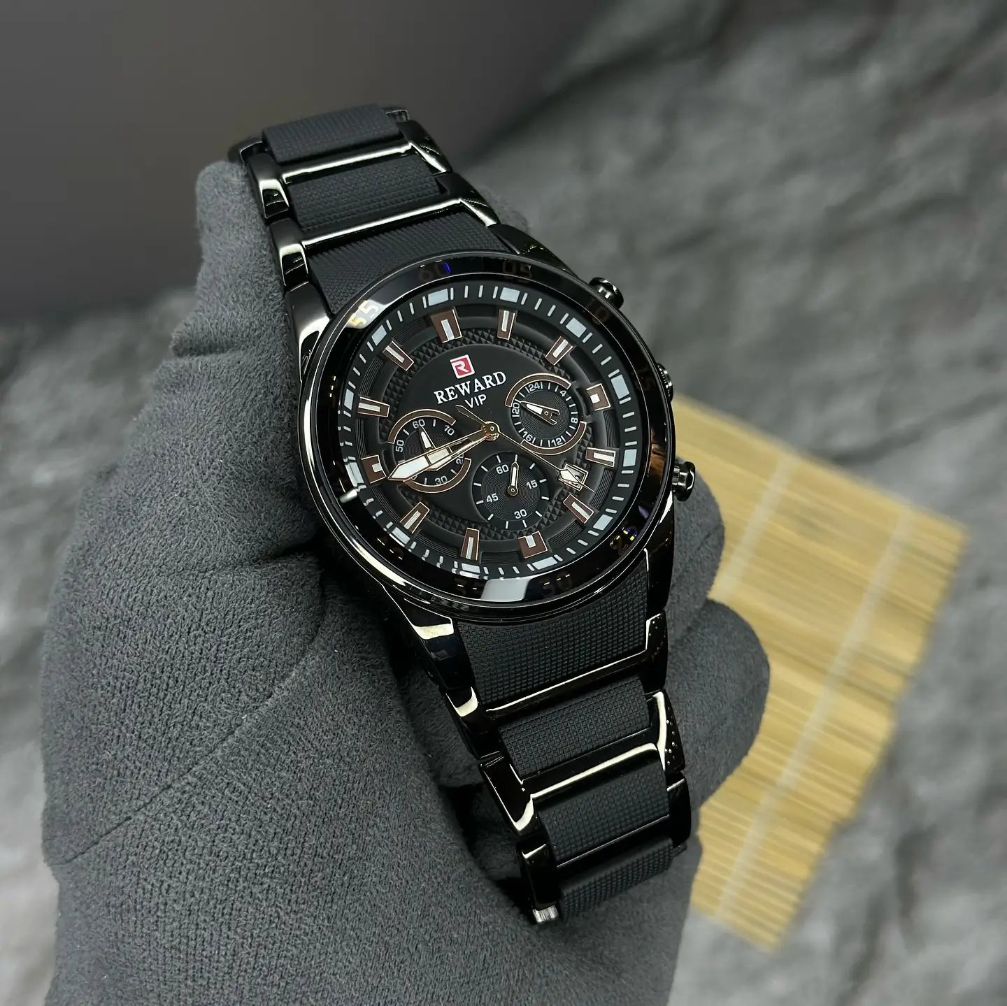 Vista completa do relógio masculino esportivo preto Reward VIP Cronos Sport, com caixa robusta, pulseira durável e design marcante ideal para performance e estilo