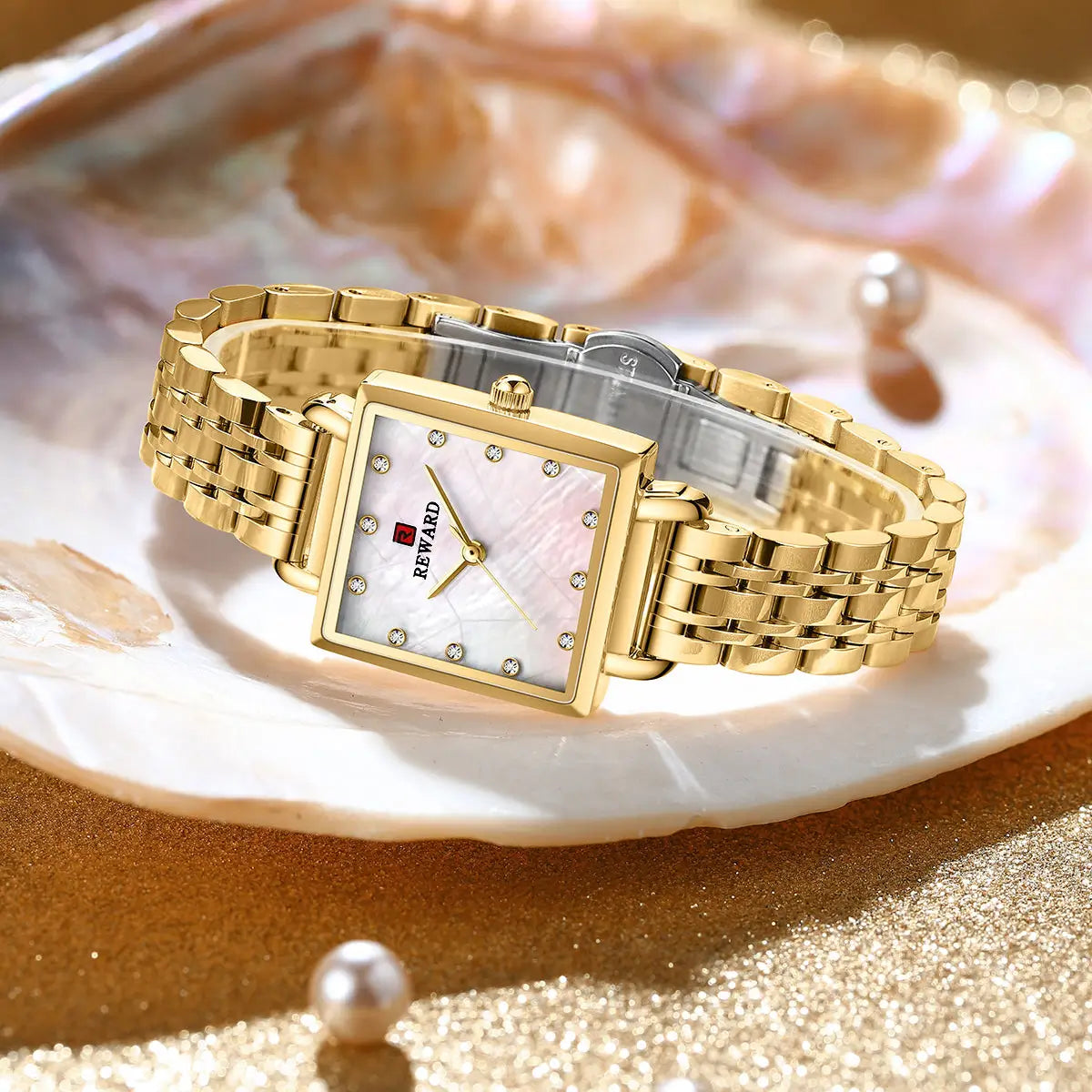 Relógio quadrado feminino pequeno dourado Reward VIP Élise sob uma concha destacando o ápice do luxo