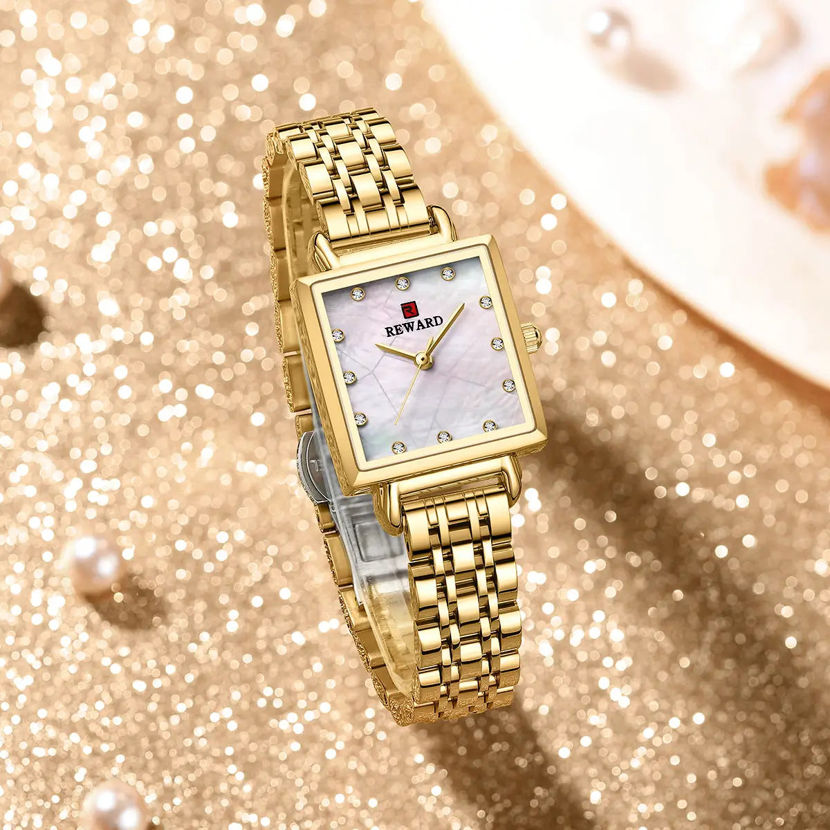 Relógio quadrado feminino pequeno dourado Reward VIP Élise visto de cima com ângulo completo do modelo
