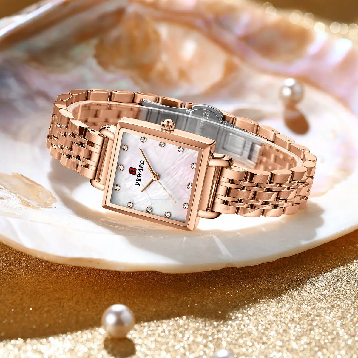 Relógio quadrado feminino pequeno ouro rosa Reward VIP Élise sob uma concha reforçando sua qualidade, sofisticação e luxo