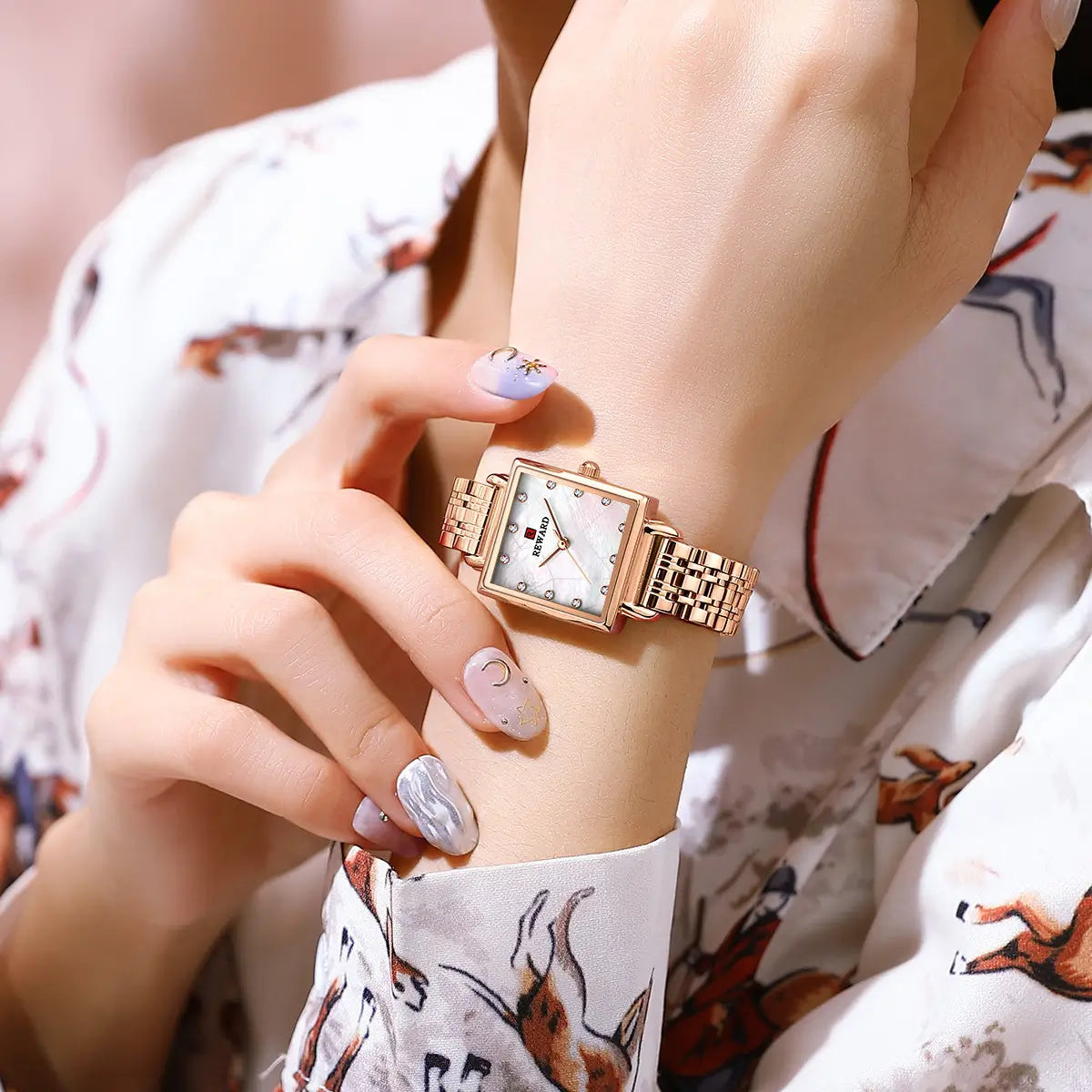 Relógio quadrado feminino pequeno Reward VIP Élise utilizado no pulso reforçando qualidade e conforto