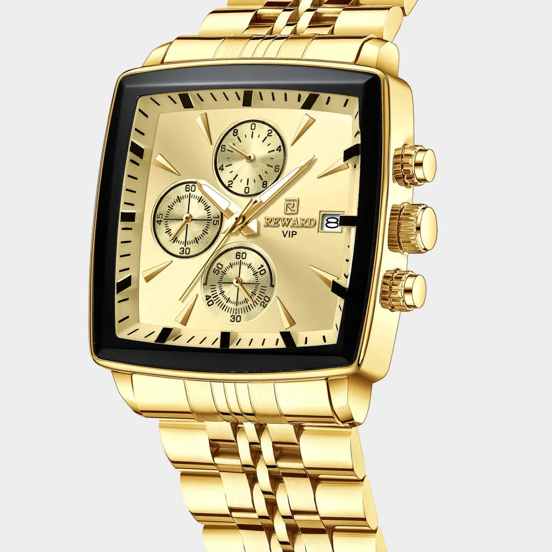 Relógio quadrado masculino dourado de perfil social Monaco Chronograph 40mm visto em ângulo de 3/4