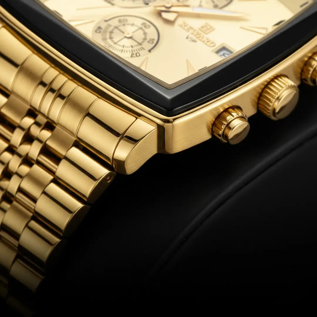 Relógio quadrado masculino dourado de perfil social Monaco Chronograph 40mm close up nos detalhes e coroa