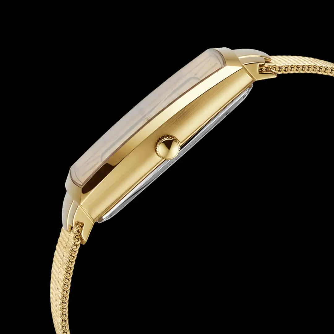 Relógio quadrado masculino dourado de perfil social Monaco Date visto da lateral da caixa e relevo do cristal