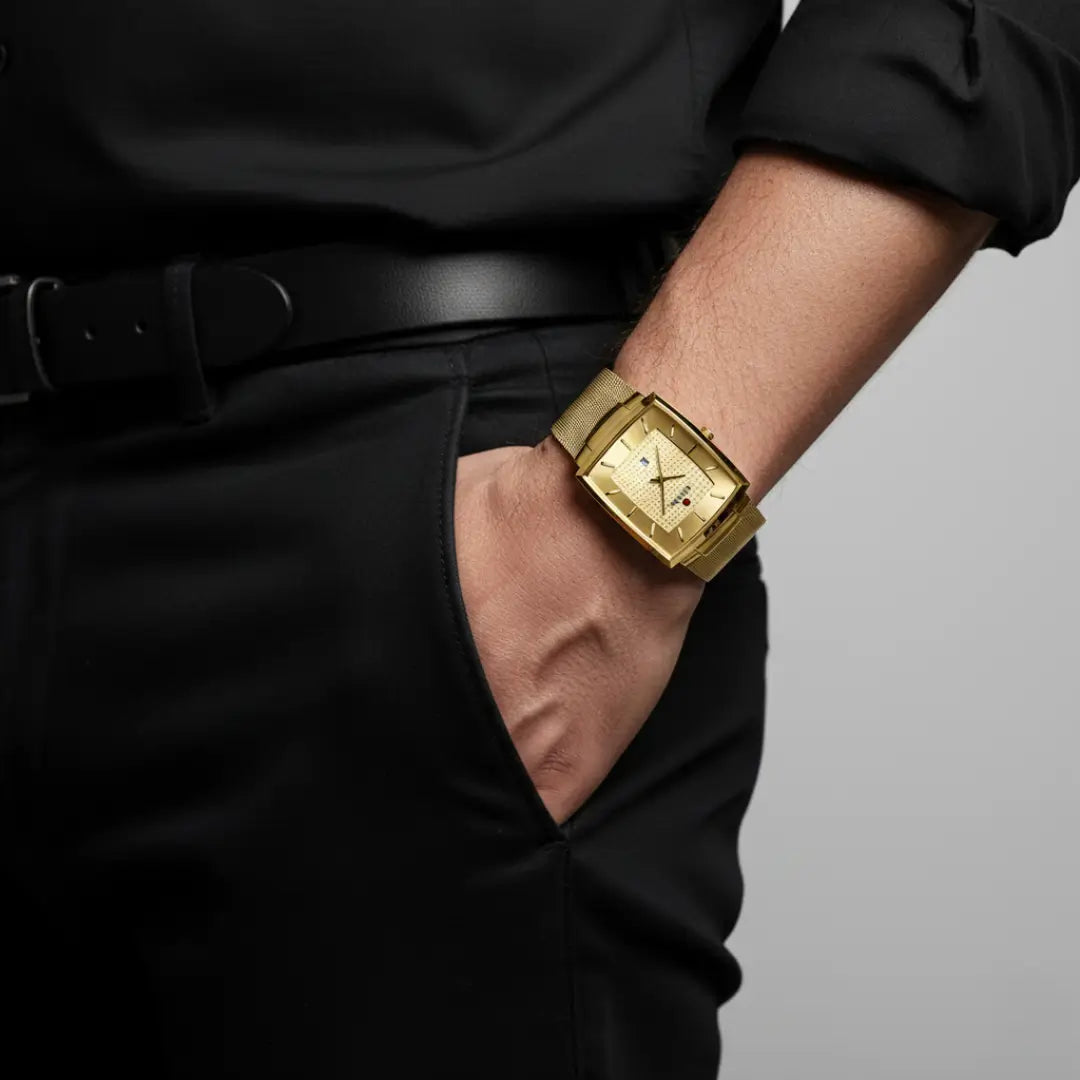 Relógio quadrado masculino dourado Monaco Date 37mm visto no pulso