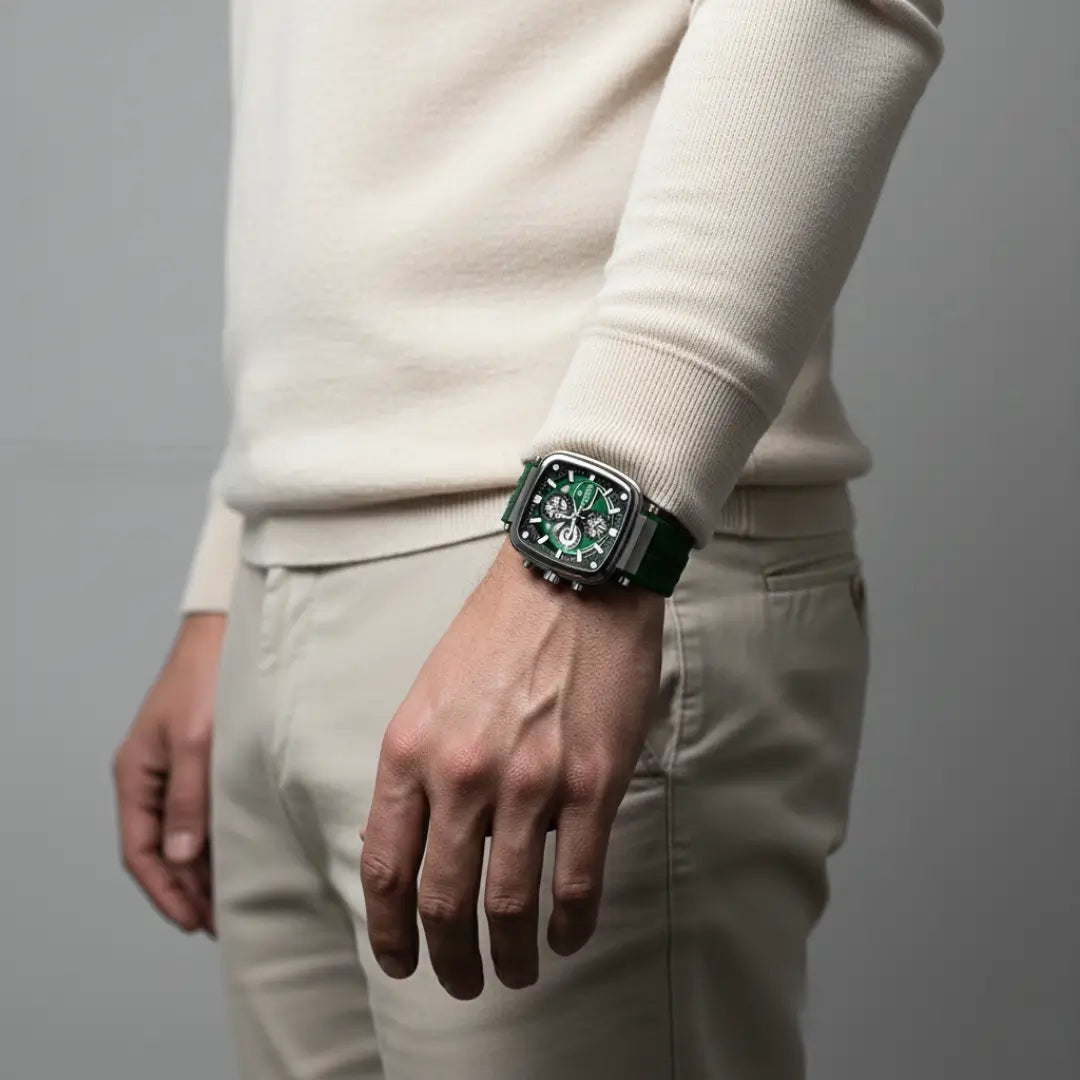 Relógio quadrado masculino esportivo Monaco 44mm sob o pulso