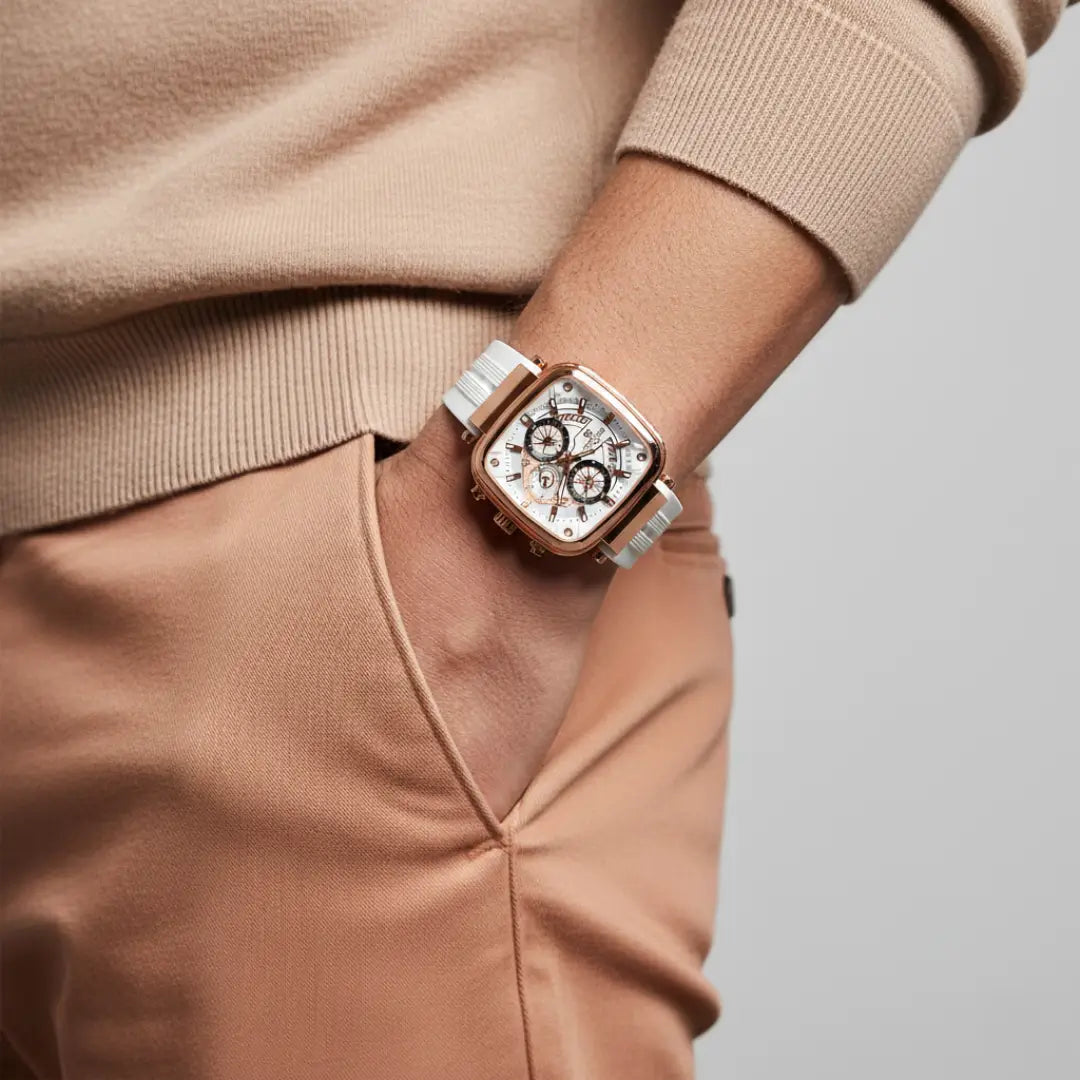 Relógio quadrado masculino esportivo Monaco 44mm rose gold sob o pulso