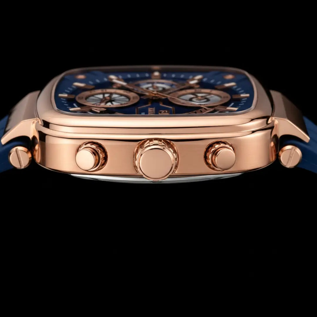 Relógio quadrado masculino com design esportivo monaco 44mm visto com foco na coroa e botões do cronógrafo