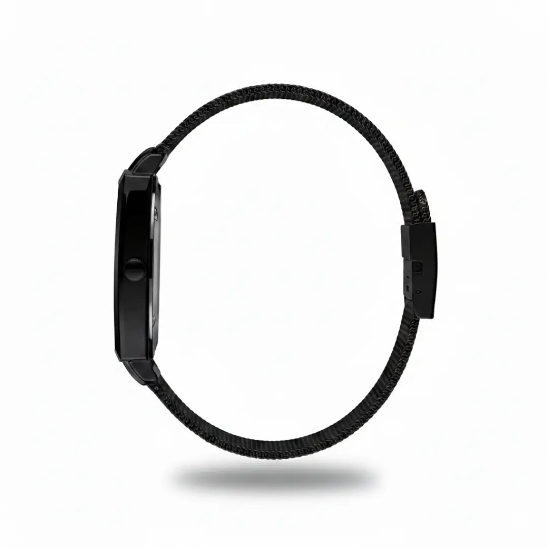 Relógio quadrado masculino preto social com perfil clássico monaco date visto da lateral completa destacando sua caixa slim e pulseira mesh