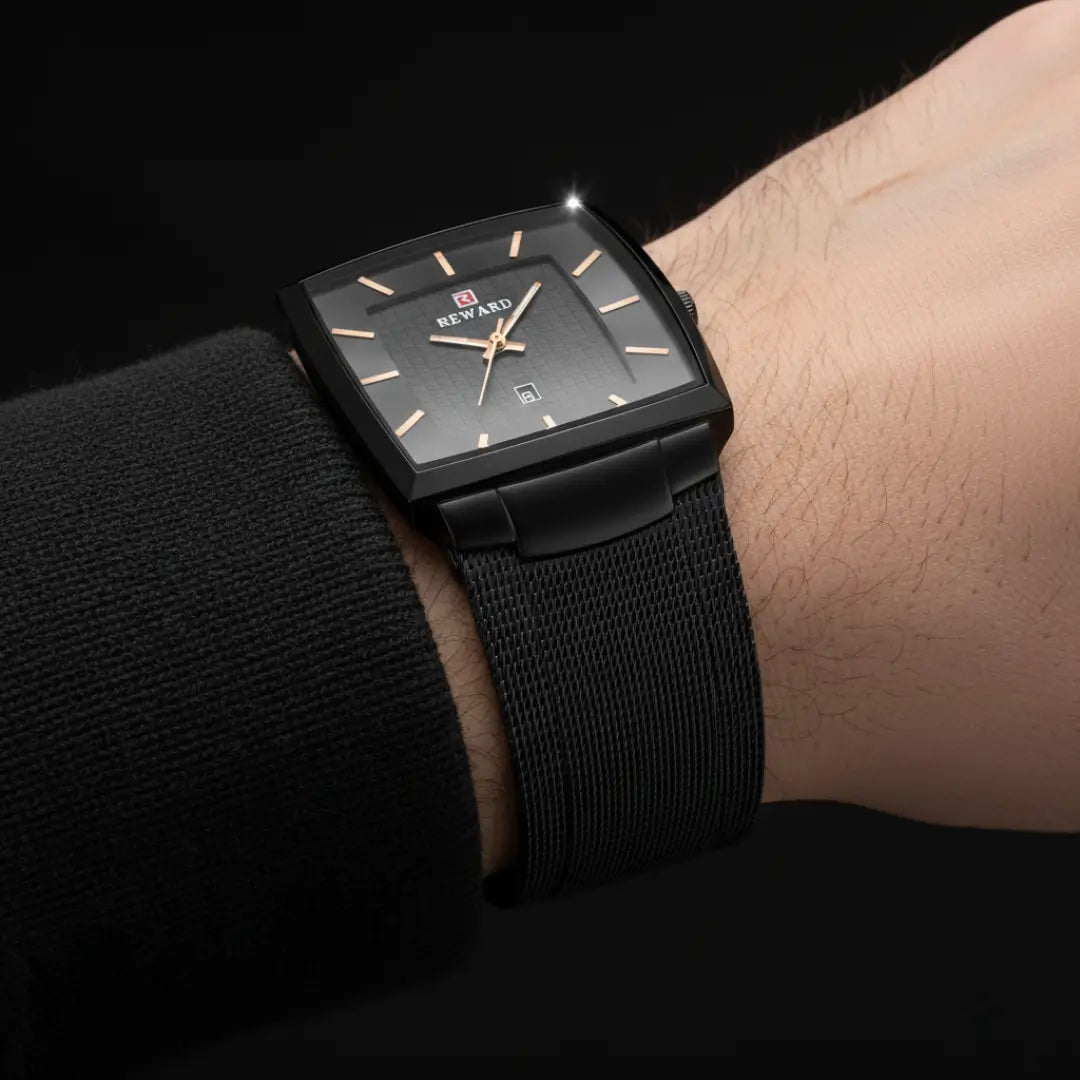 Relógio quadrado masculino preto social de perfil clássico presente no pulso com foco nos detalhes