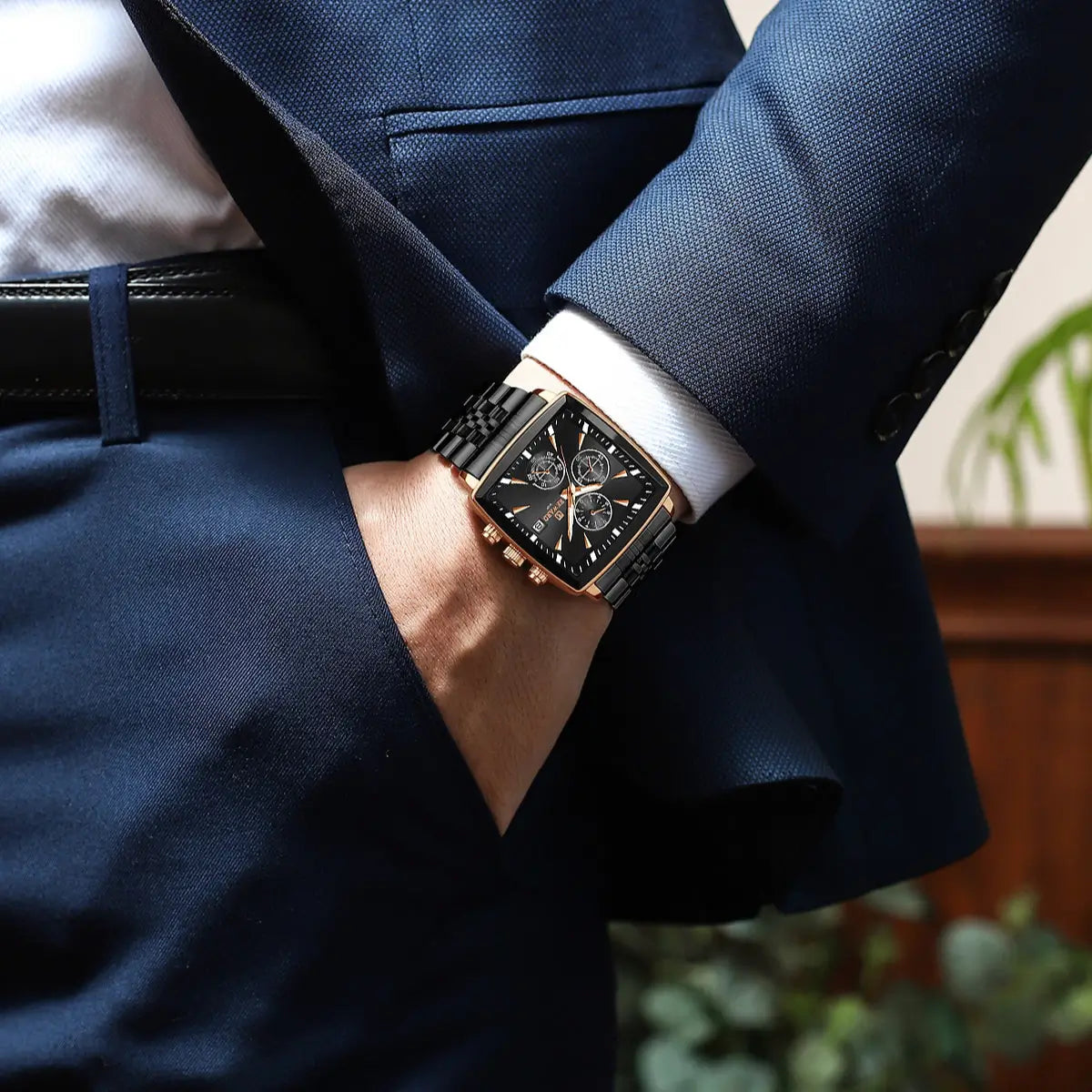 Relógio quadrado masculino Reward VIP Monaco, estilo social com cronógrafo e design clássico, cor preto visto no pulso