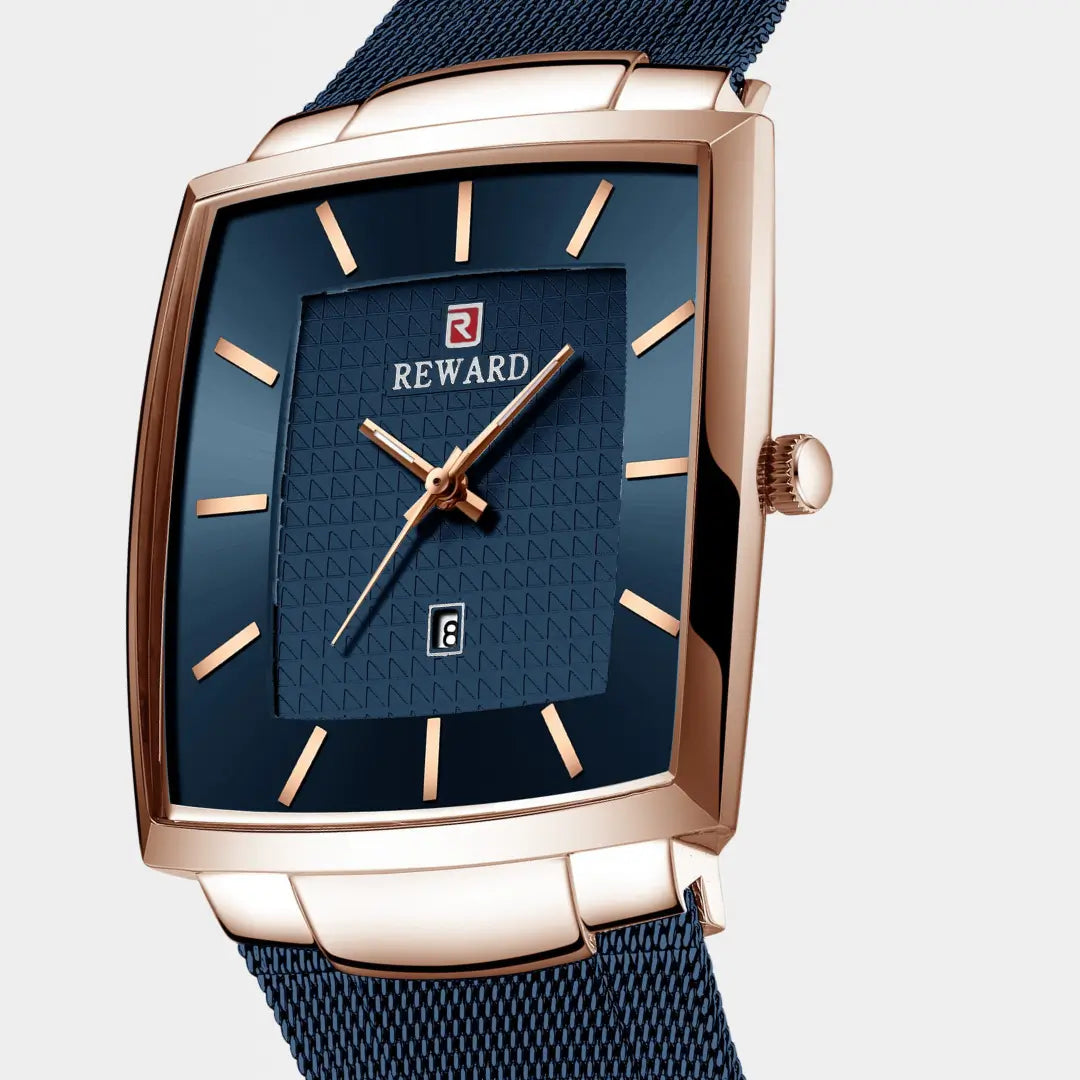 Relógio quadrado masculino social Monaco Date 37mm azul visto em ângulo de 3/4