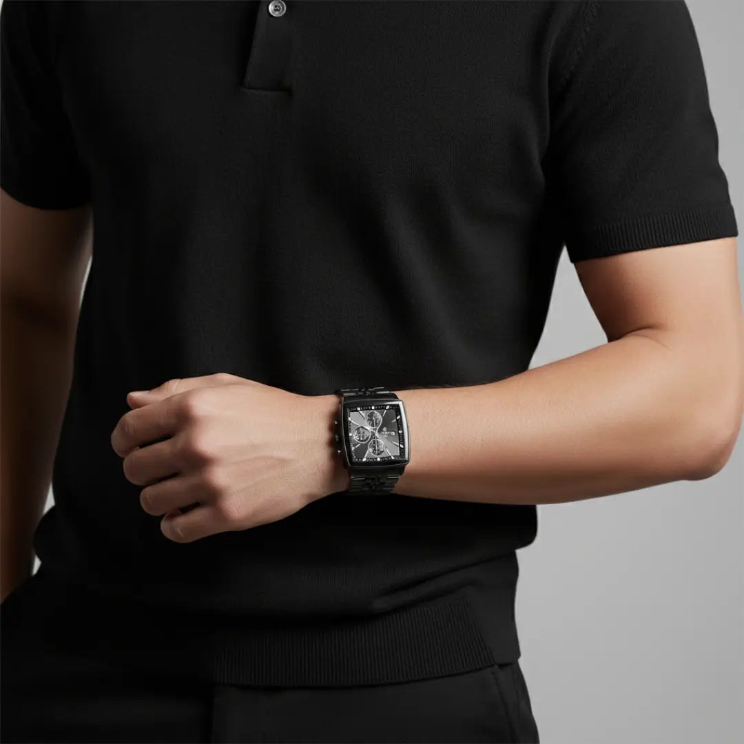 Relógio quadrado masculino de perfil social preto Monaco Chronograph 40mm visto sob o pulso
