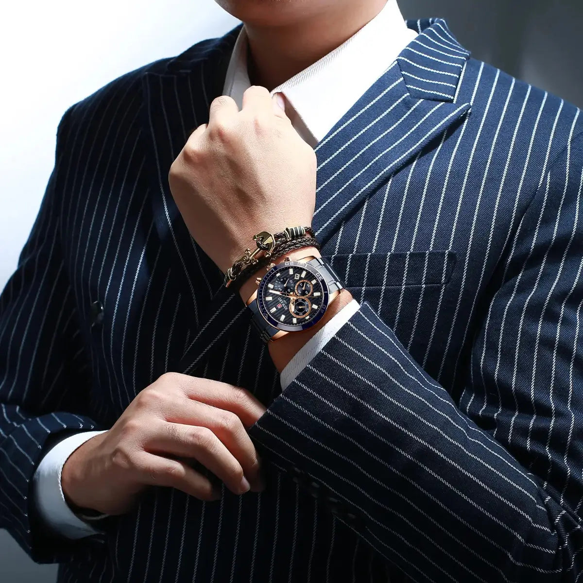 Relógio social masculino azul Reward VIP Aurion no pulso, visto de outro ângulo, com destaque para o mostrador elegante e o encaixe refinado da pulseira metálica