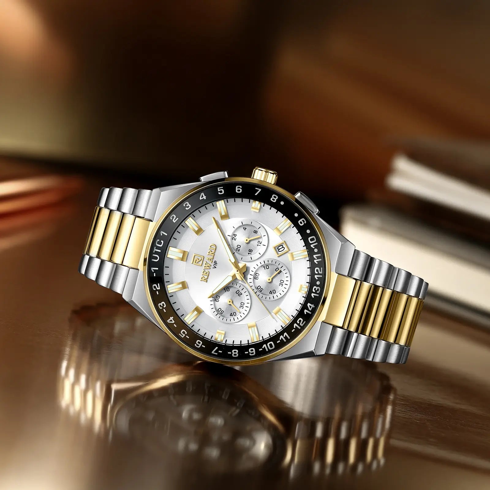 Relógio social masculino Reward VIP Navigador prata com elo central dourado visto com close no mostrador destacando seu cronógrafo e janela de data