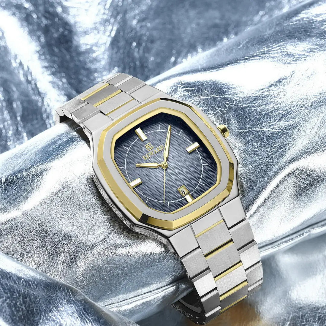 Relógio social masculino com pulseira de aço prata com elo central dourado e mostrador azul visto do mostrador