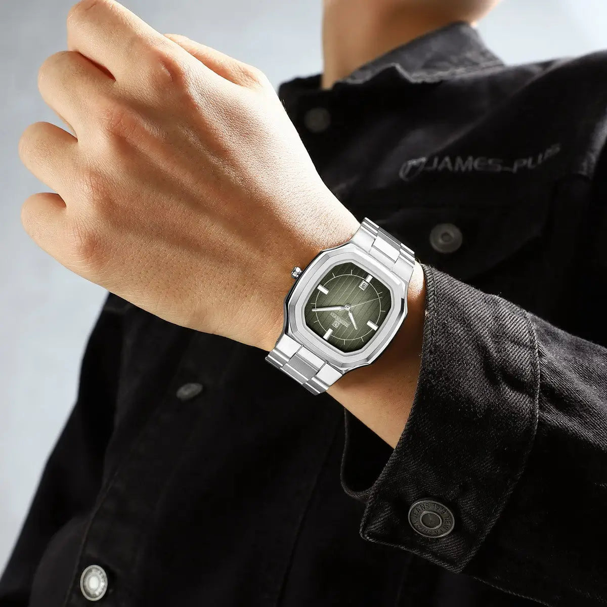 Relógio social masculino no pulso visto de baixo pra cima - Reward VIP Signature Green