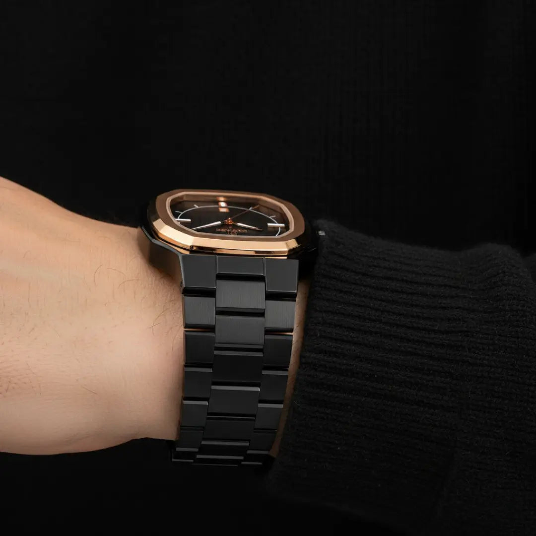 Relógio social masculino preto Signature 38mm octogonal no pulso com foco nos detalhes