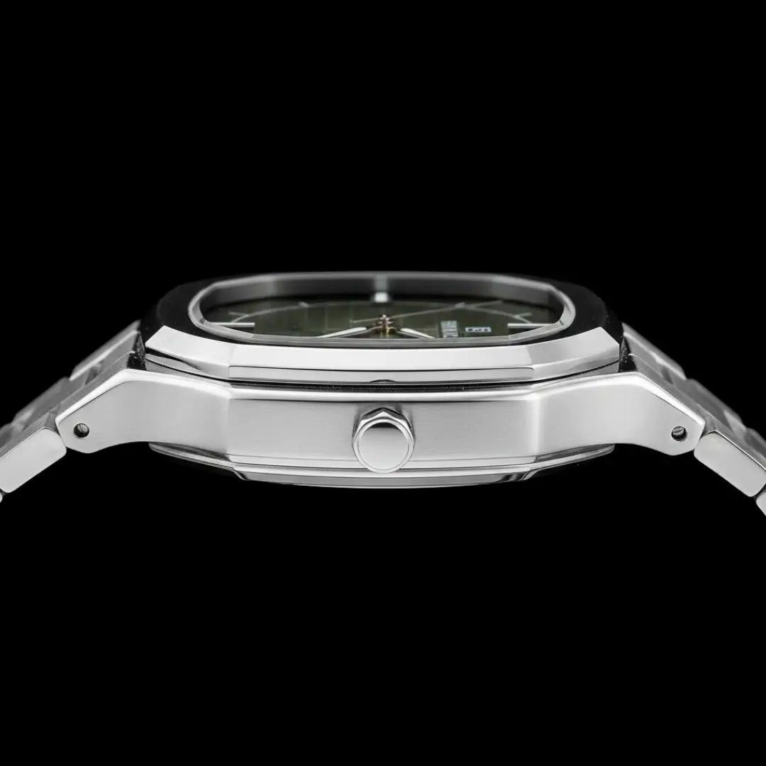 Lateral da caixa do relógio social masculino Signature em acabamento prata, com formato octogonal de 38mm e mostrador verde.