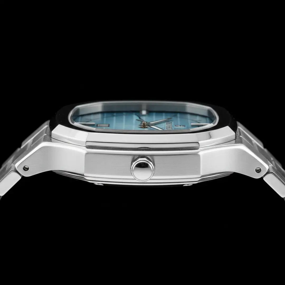 Lateral da caixa do relógio social masculino Signature em acabamento prata, com formato octogonal de 38mm.