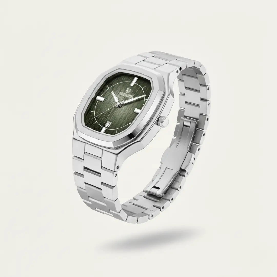 Relógio social masculino Signature prata com caixa octogonal de 38mm e mostrador verde em ângulo de três quartos.