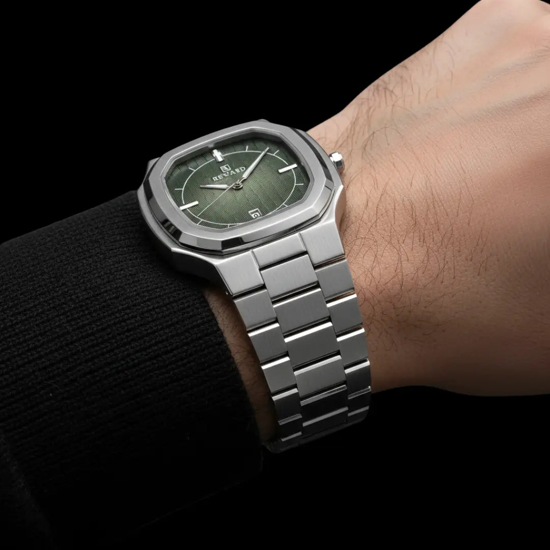 Relógio social masculino Signature prata com caixa octogonal de 38mm e mostrador verde em close no pulso.