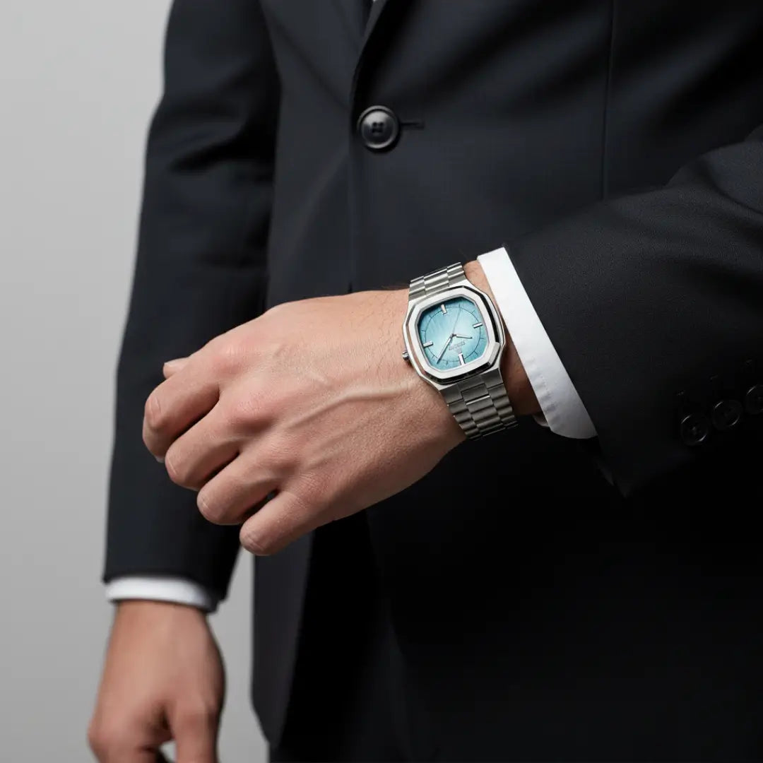 Relógio social masculino Signature prata com caixa octogonal de 38mm no pulso, combinado com terno.