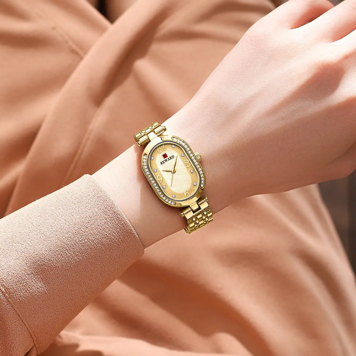 Relógio dourado feminino pequeno Reward VIP Octávia Mini sob o pulso