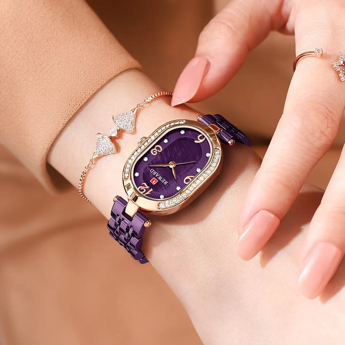 Relógio pequeno feminino roxo Reward VIP Octávia Mini visto no pulso