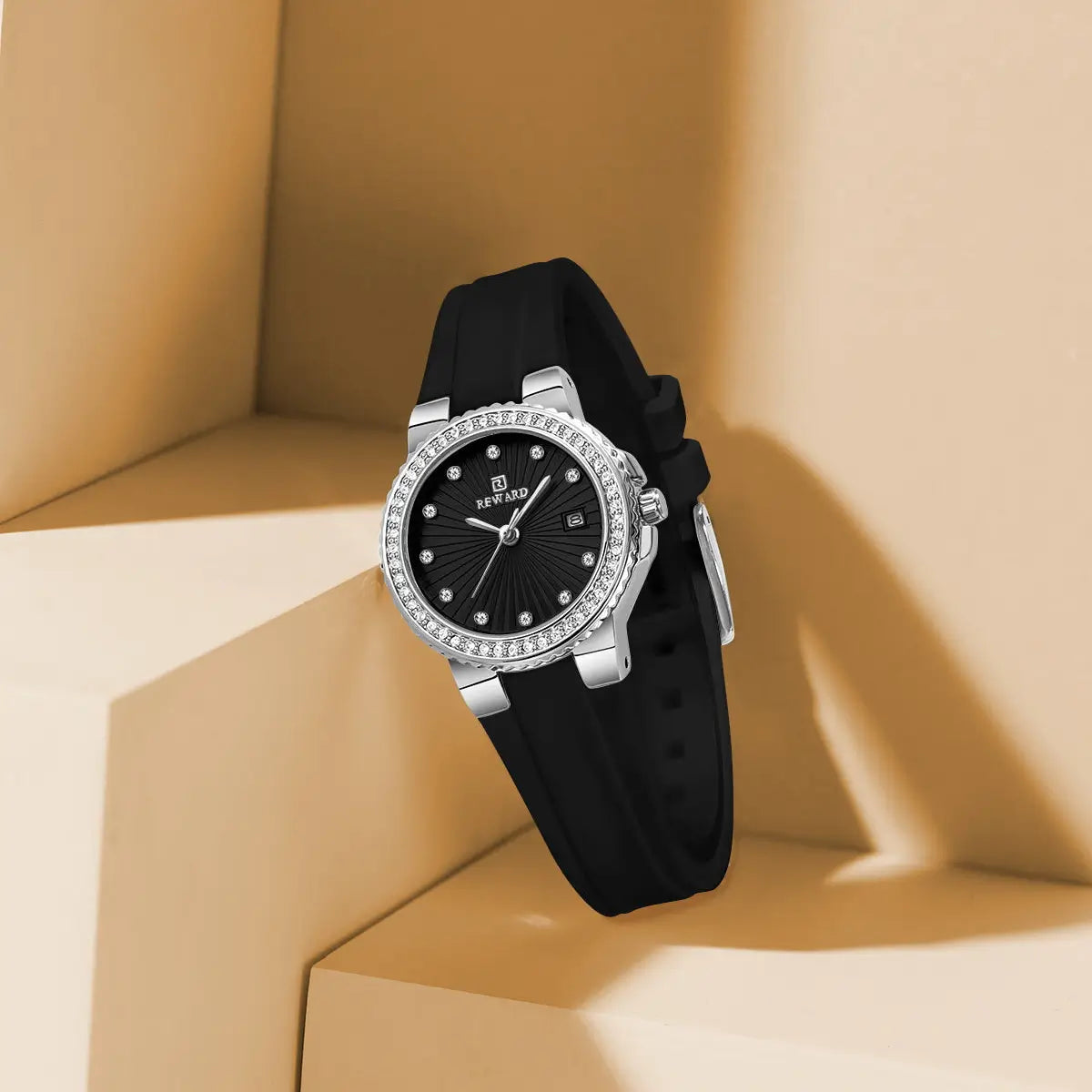 Relógio preto feminino pequeno Reward VIP Éclat com vista completa da lateral do modelo