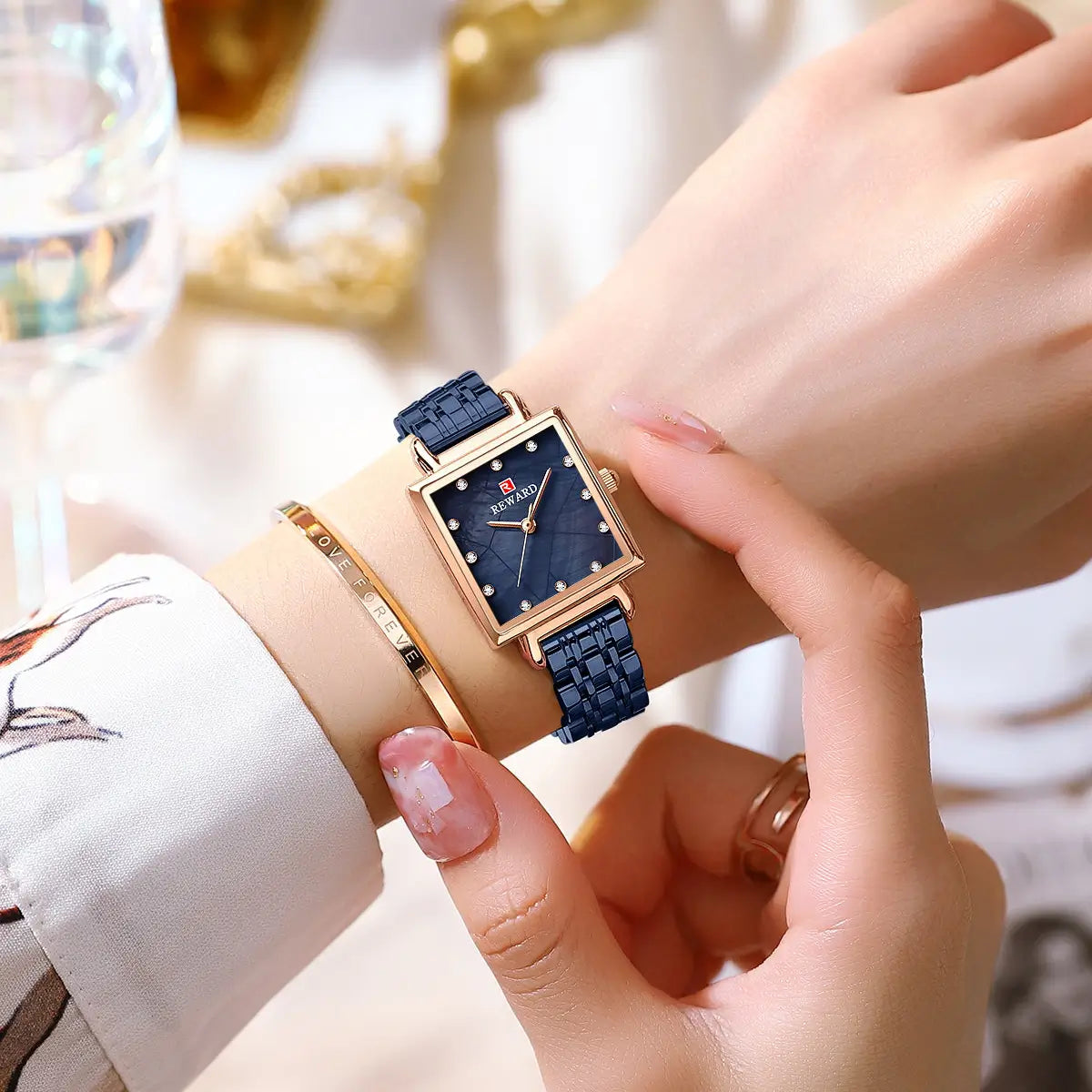 Relógio quadrado feminino pequeno azul Reward VIP Élise no pulso visto de outro ângulo