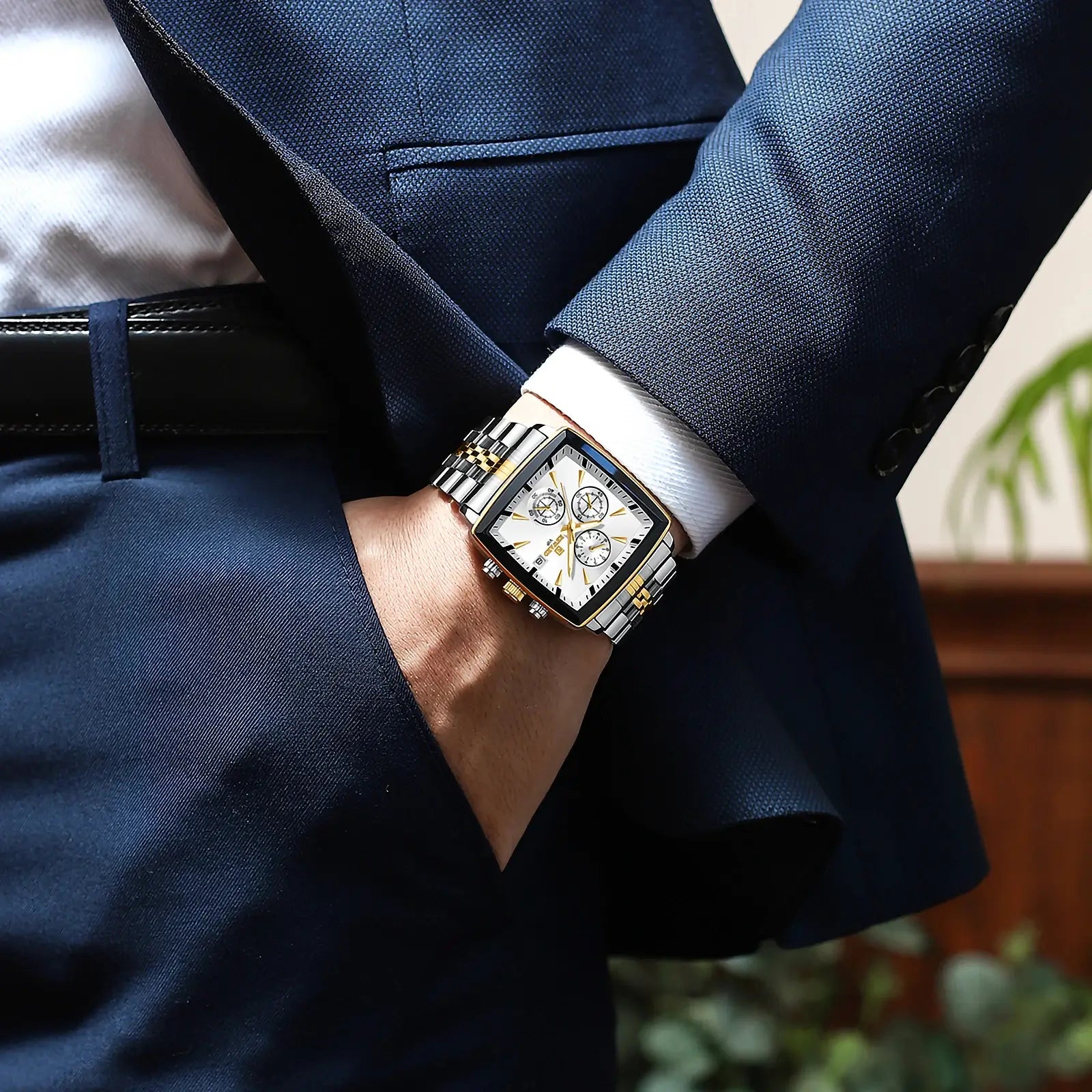 homem elegante de terno azul usando um  relógio masculino quadrado social reward vip monaco prata com dourado