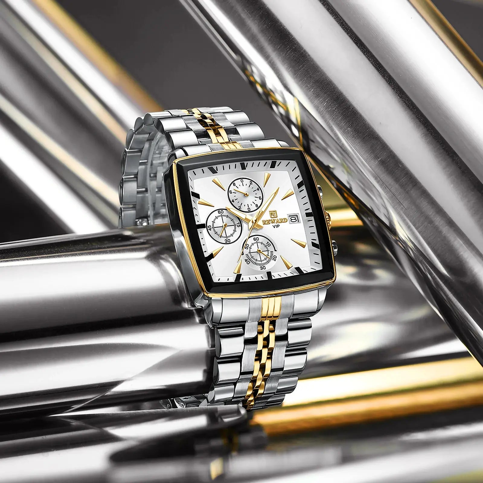 relógio masculino social reward vip monaco com formato da caixa quadrado, mostrador branco, pulseira prata com dourado e mecanismo quartzo.  
