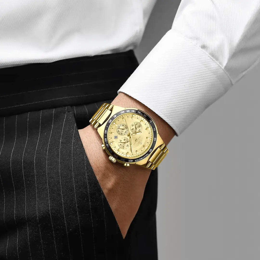 homem elegante usando alfaiataria com um relogio masculino reward vip magnus dourado no pulso