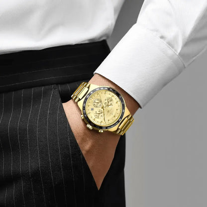 homem elegante usando alfaiataria com um relogio masculino reward vip magnus dourado no pulso