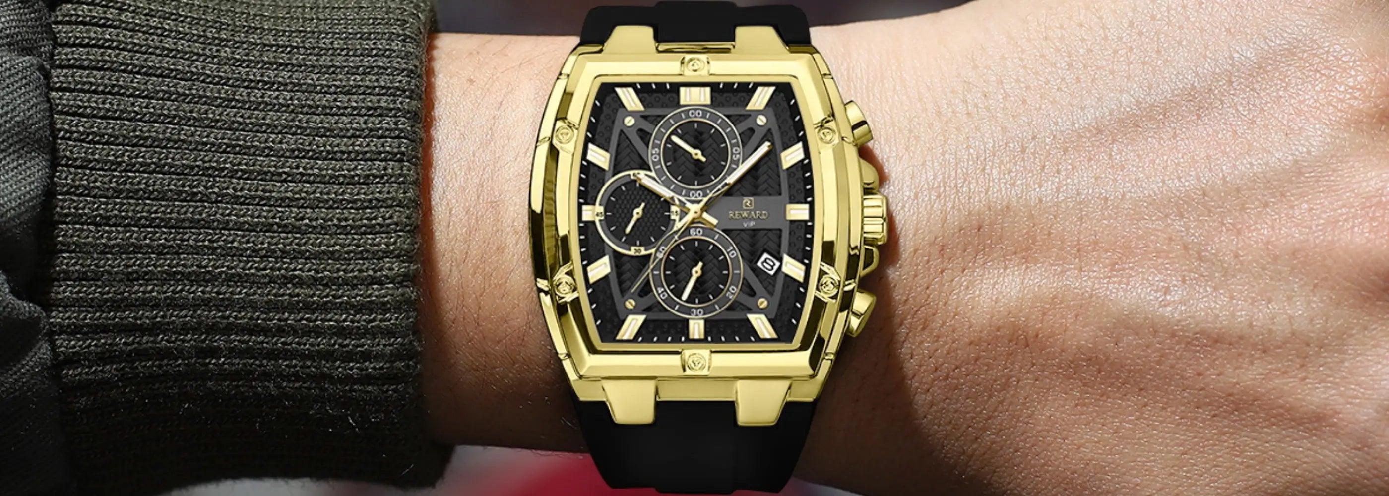Relógio masculino preto Reward VIP Racing no pulso destacando sua pulseira e mostrador preto intenso com Bisel e caixa dourado