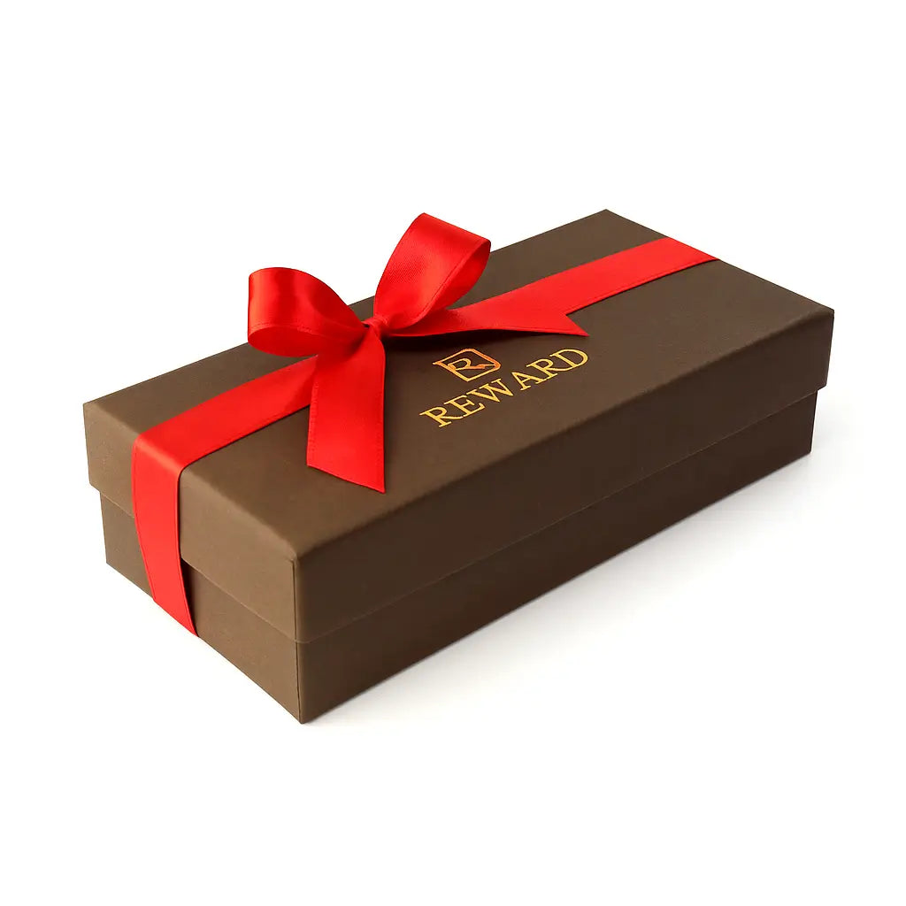 Caixa em papelão com logo dourado Reward VIP para presente