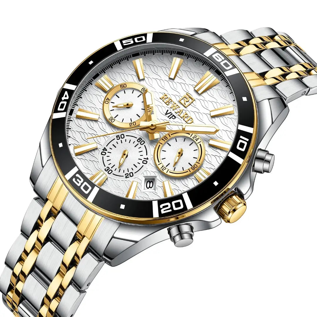 Close-up dos detalhes do relógio masculino dourado REWARD VIP com acabamento refinado em aço