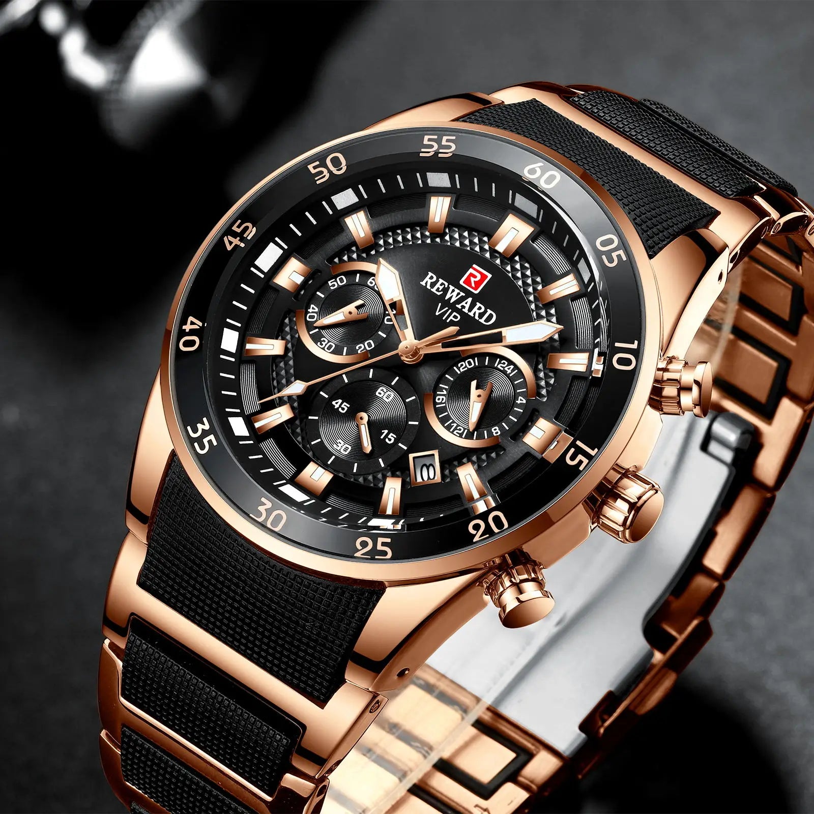 Relógio masculino Reward VIP Cronos Gold com mostrador cronógrafo preto, detalhes em dourado e pulseira combinando sobre fundo escuro sofisticado.