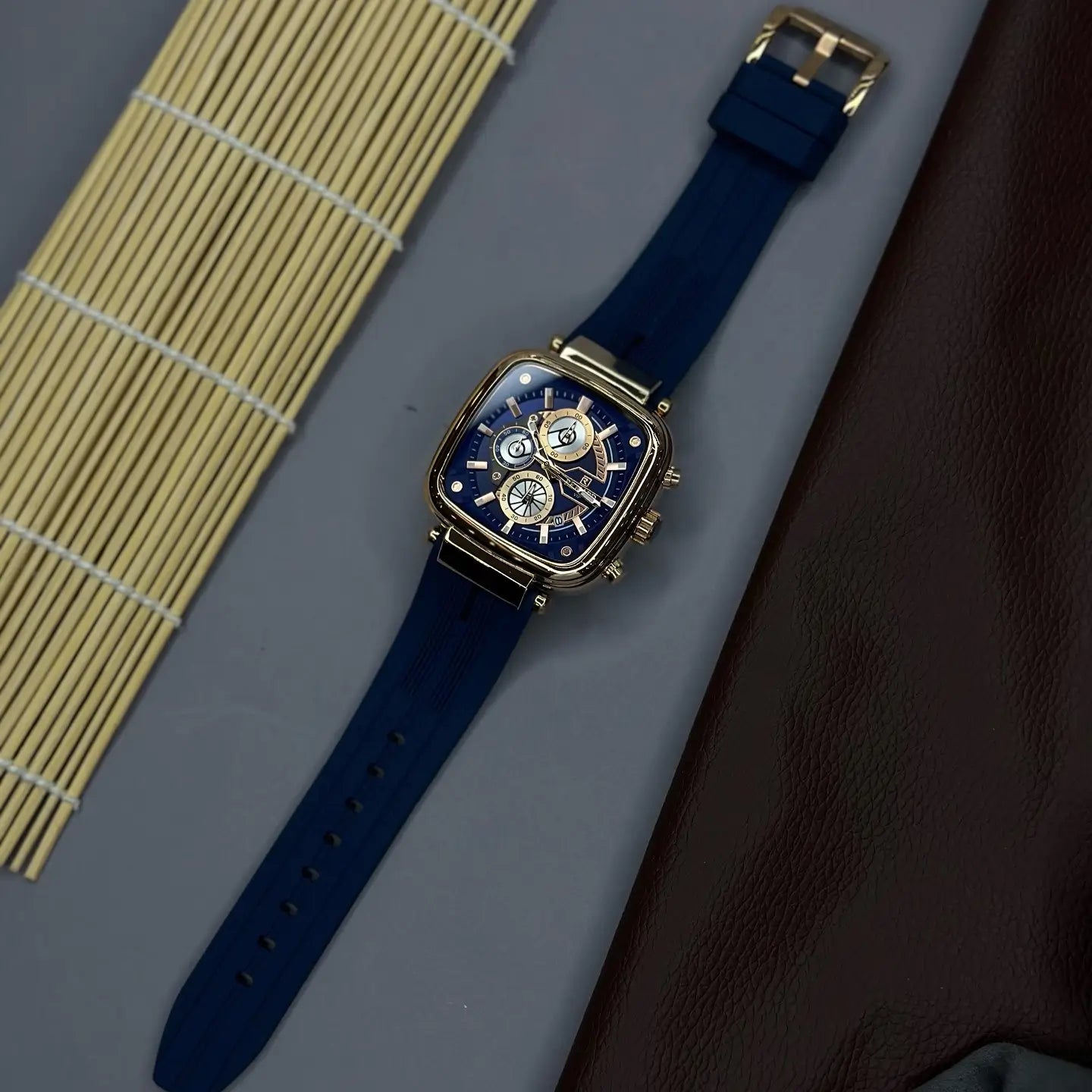 Pulseira aberta do relógio masculino quadrado azul Reward VIP Monaco Sport com fecho visível e acabamento esportivo