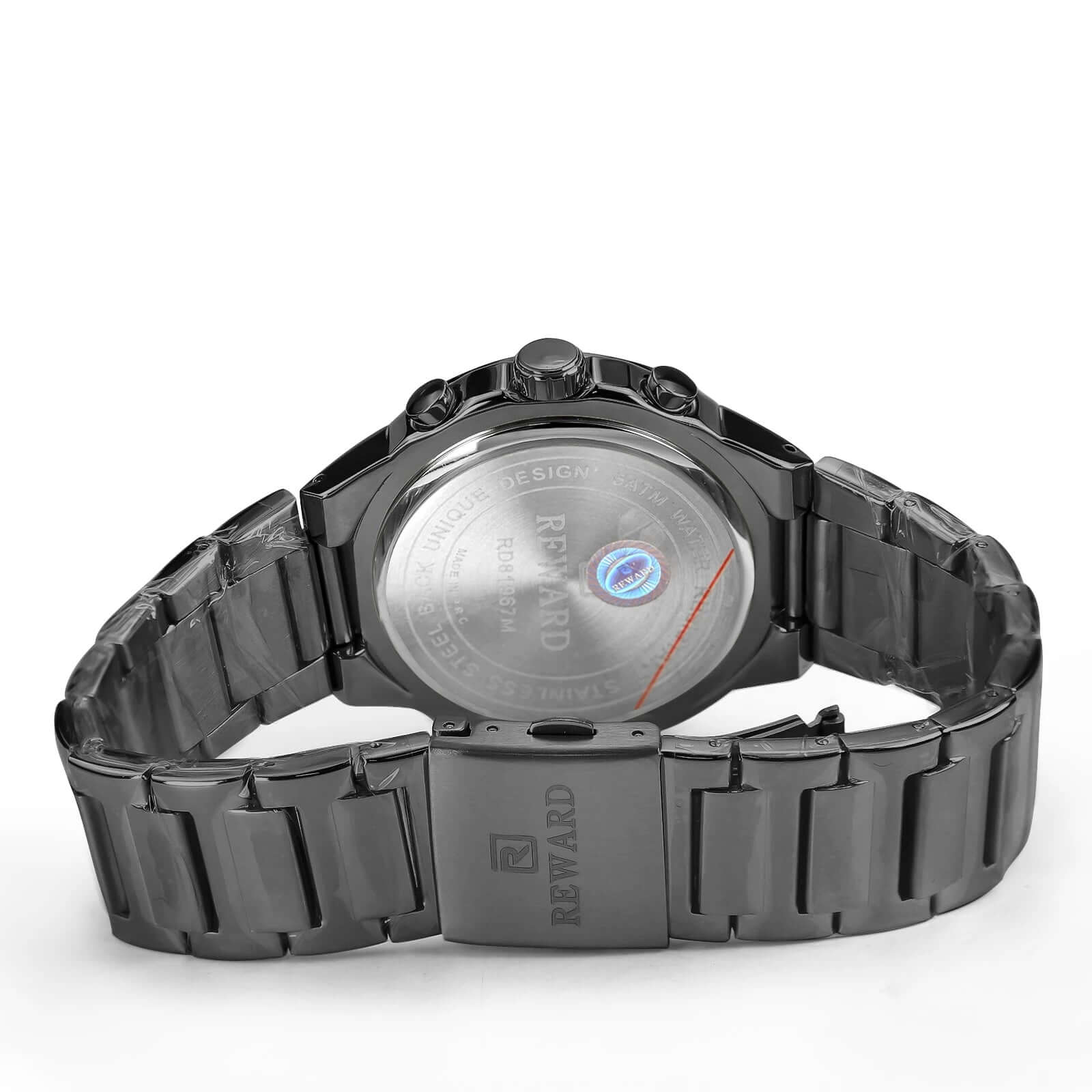 Detalhe da pulseira e fundo do relógio masculino REWARD VIP Magnus em aço inox preto, com fecho personalizado e gravação da marca.