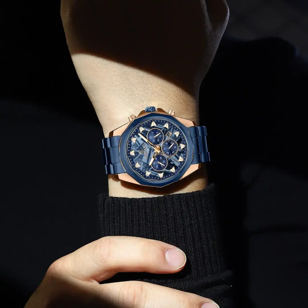 Relógio masculino azul Reward VIP Vanguard no pulso em destaque seu mostrador azul combinando com sua pulseira escovada com banho em azul escuro
