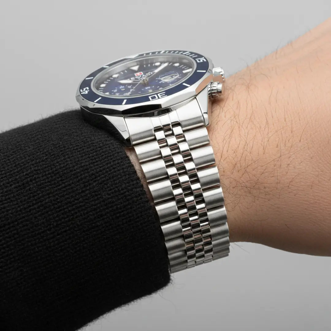 Relógio casual masculino azul Atlas 44 mm com vista da caixa lug e pulseira jubilee