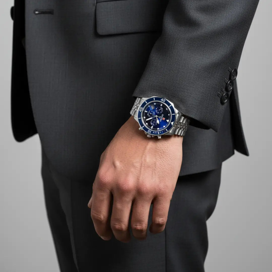 Relógio casual masculino azul Atlas 44 mm no pulso em uso diário
